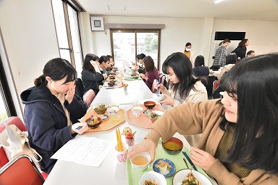 写真：提供された食事をおいしそうに食べる学生たち