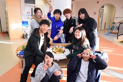 写真：優勝した川添教室のメンバー。幼児教育学科1年生男女。