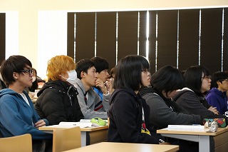 写真：聴講する3年生