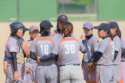 写真：マウンドに集まる監督と内野陣