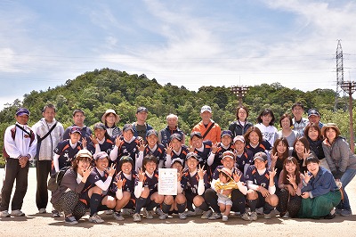 写真：応援団と選手たちで集合写真