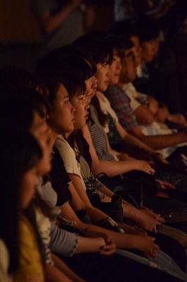 写真：熱心に見入る観衆その3