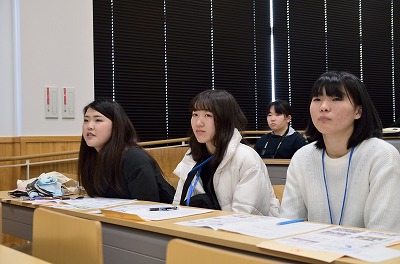 写真：社会福祉学会の様子。在学生も熱心に参加。