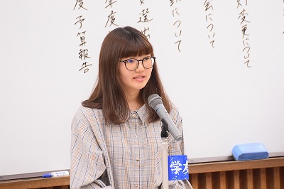 壇上で話す役員