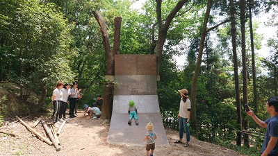 遊具で遊ぶ様子
