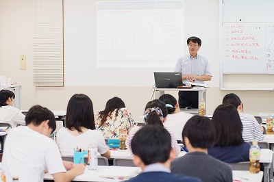 写真：笑顔で講義をする作野先生