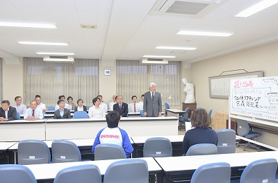写真：同じく励ましの言葉を述べる鵜﨑学長