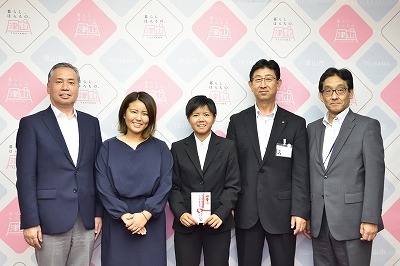 写真：最後に会の出席者全員で記念撮影をする
