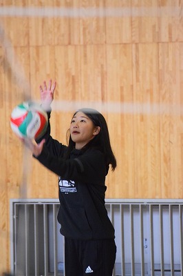 写真：サーブを打つ学生