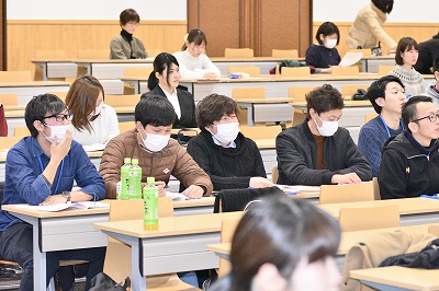 写真：社会福祉学会の様子。シンポジウムを熱心に聴く卒業生