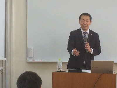 熱心に講義をする津山市役所職員