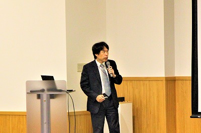副学長が全体説明する姿