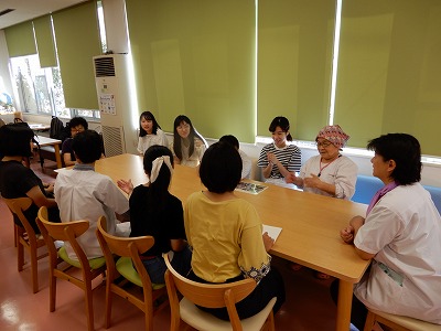 交流会を楽しむ学生