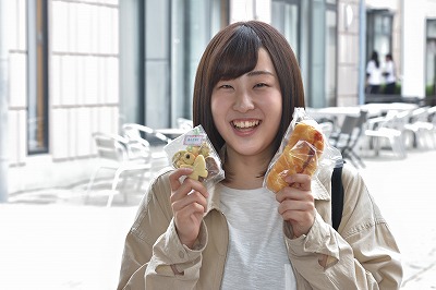 写真：買ったものを笑顔で見せてくれる学生