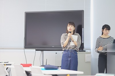 写真：熱心に説明する島根大学生
