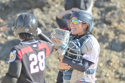 写真：守備につき、選手を鼓舞するキャッチャー荻野さん