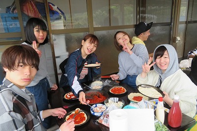ピザづくりを楽しむ学生