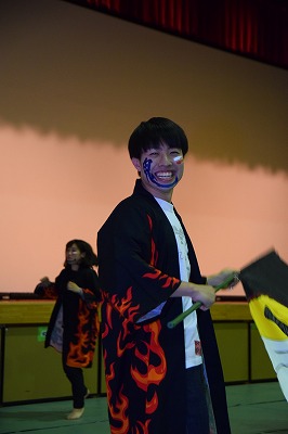 写真:岡山県人会うらじゃの披露。一人の学生の笑顔