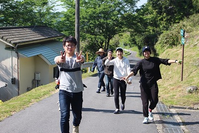 写真：上山地区内を清掃などをして歩く学生