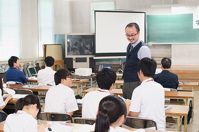 写真：グループワークの最中にアドバイスするコーディネーター岡村先生