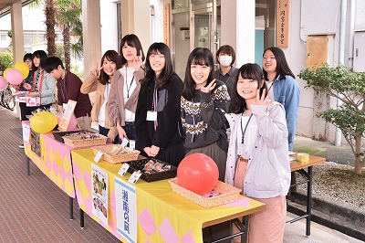 写真：スマイルカンパニーのスタッフ学生