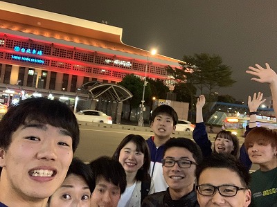 写真：台湾遠征の様子。台湾の街中で記念撮影