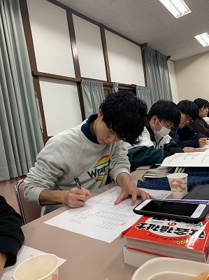 社会福祉学科の学生が勉強している様子