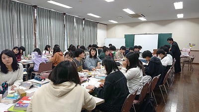社会福祉学科の学生が勉強している様子