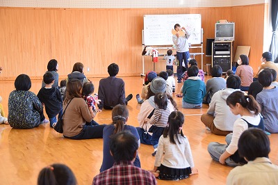親子あそびの様子