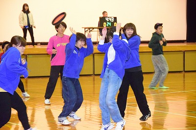 ドッチビーをする学生たち