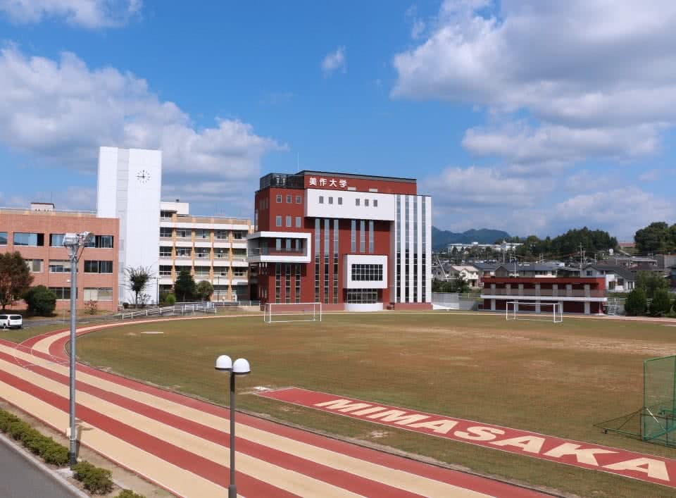 写真：美作大学校舎をグラウンドより望む