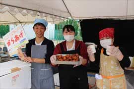 写真：からあげを販売する様子