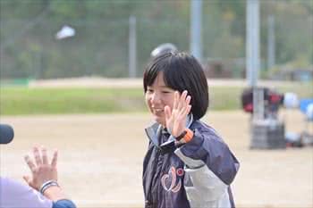 写真：選手とハイタッチをするマネージャー
