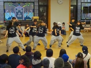 写真：津ダンスを踊る様子