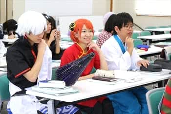 写真：にこやかに授業を受ける3名の学生