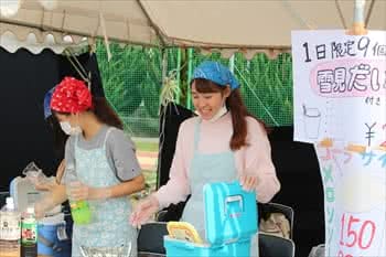 写真：フロートを販売する様子