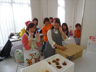写真：フライドうどんを販売する様子