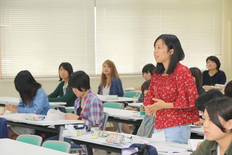 写真:講師に質問をする学生