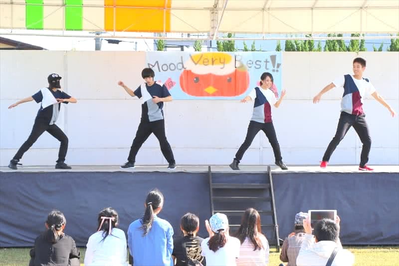 写真：ダンスをする様子