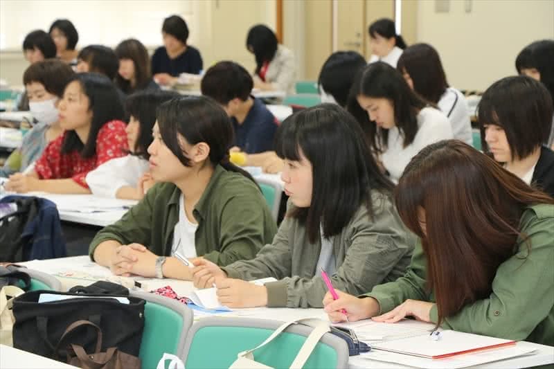写真:講師の話を真剣に聞く2名の女子学生