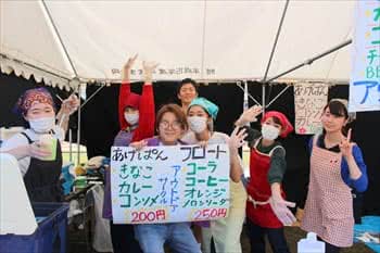 写真：揚げパンなどを販売する様子