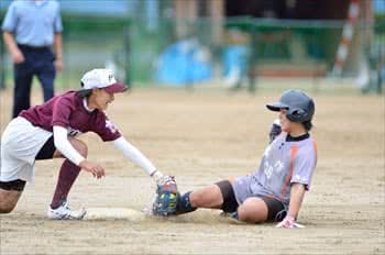 写真：ベースに滑り込む美作大学の選手