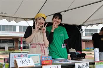 写真：揚げ出し餅などを販売する様子