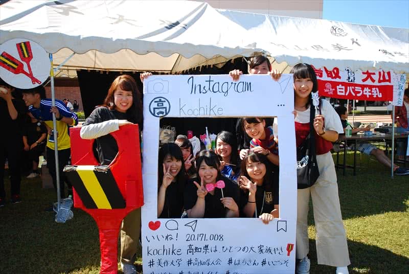 写真：模擬店の前で集合写真