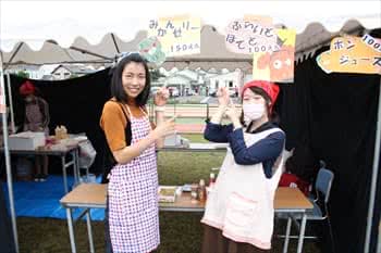 写真：みかんゼリーなどを販売する様子