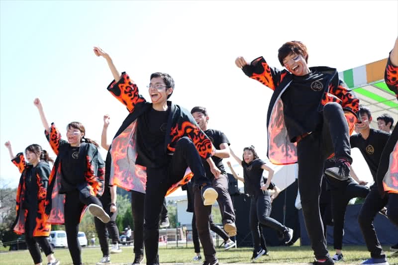 写真：ステージでうらじゃを踊る学生