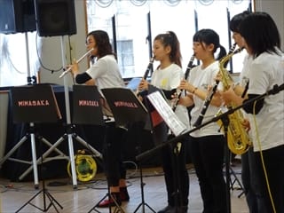 写真：演奏をする様子
