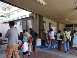 写真：古本市に訪れた人たちの様子