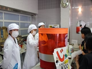 写真：わたあめ、じゃがバターを販売する様子