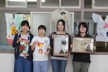 写真：作品を持って並んだ学生たち